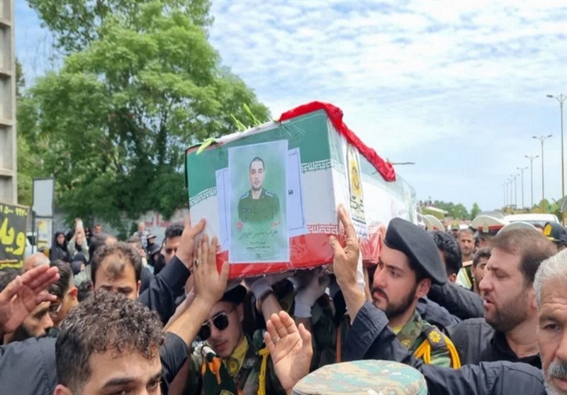 عهد وفاداری نسل دهه نودی‌ها پای تابوت شهید بشارتی