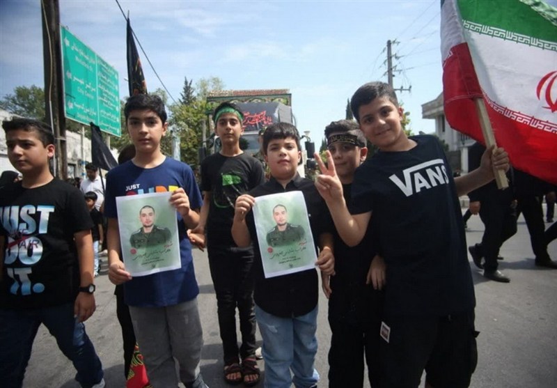 عهد وفاداری نسل دهه نودی‌ها پای تابوت شهید بشارتی