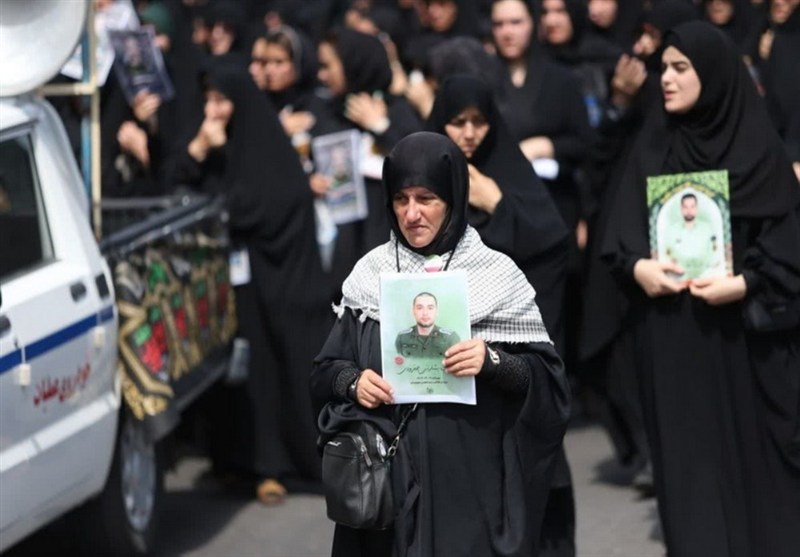 عهد وفاداری نسل دهه نودی‌ها پای تابوت شهید بشارتی
