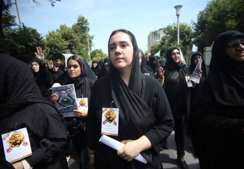 عهد وفاداری نسل دهه نودی‌ها پای تابوت شهید بشارتی