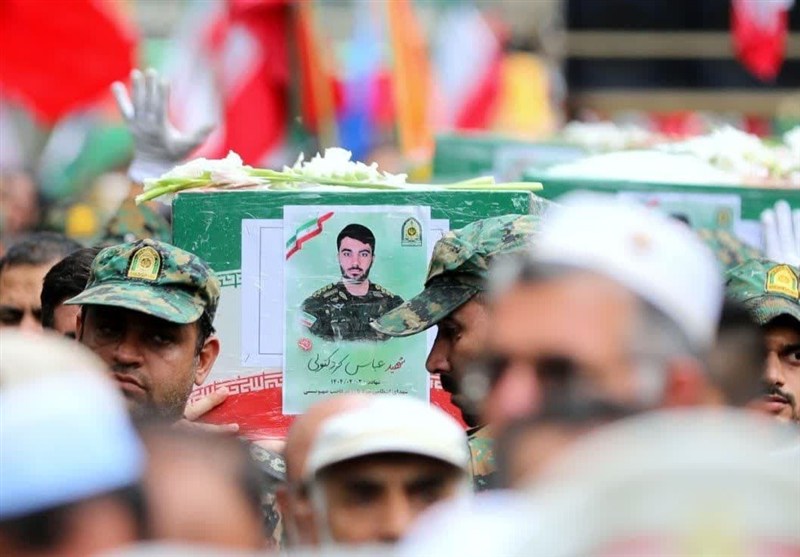 وقتی گلستان 2 شهید اهل سنت را به آغوش کشید + فیلم و تصاویر