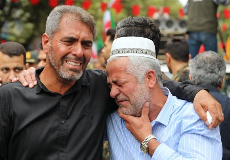 وقتی گلستان 2 شهید اهل سنت را به آغوش کشید + فیلم و تصاویر