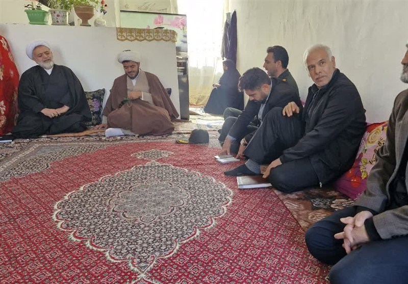 دیدار مشاور استاندار آذربایجان غربی با خانواده شهید علیرضا ولیزاده