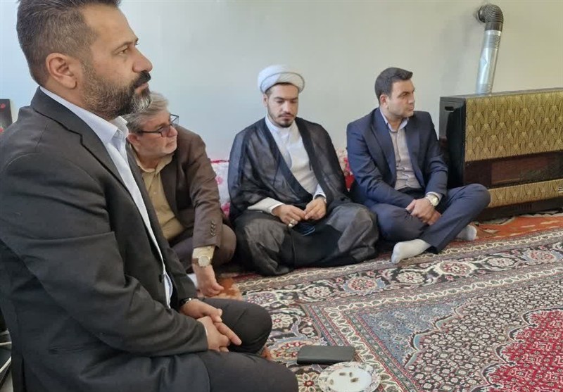 دیدار مشاور استاندار آذربایجان غربی با خانواده شهید علیرضا ولیزاده