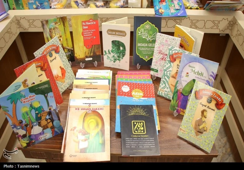 رونمایی از 75 عنوان کتاب مهدوی به زبان ترکی در مسجد جمکران+ تصاویر
