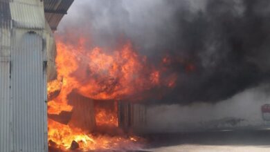 آتش‌سوزی گسترده در کارگاه تولید الیاف در ماهدشت + تصاویر