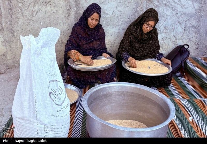 آیین سنتی حلیم‌پزی در خمره‌های تاریخی فین؛ نذری که نسل‌ها در محرم ادا می‌کنند