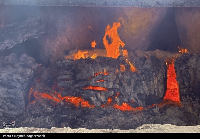 آیین سنتی حلیم‌پزی در خمره‌های تاریخی فین؛ نذری که نسل‌ها در محرم ادا می‌کنند