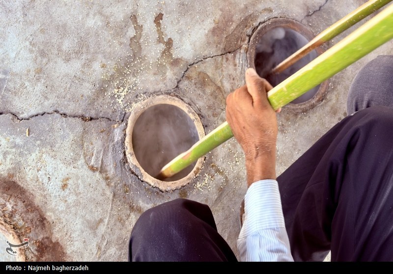 آیین سنتی حلیم‌پزی در خمره‌های تاریخی فین؛ نذری که نسل‌ها در محرم ادا می‌کنند