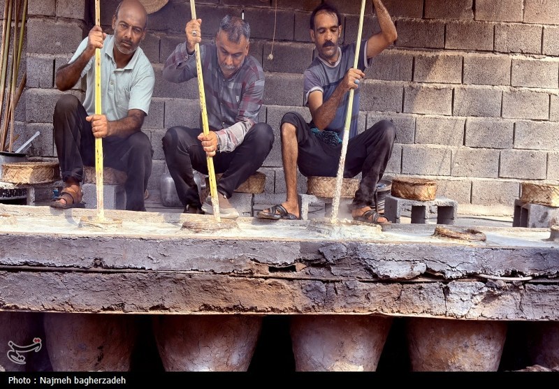 آیین سنتی حلیم‌پزی در خمره‌های تاریخی فین؛ نذری که نسل‌ها در محرم ادا می‌کنند