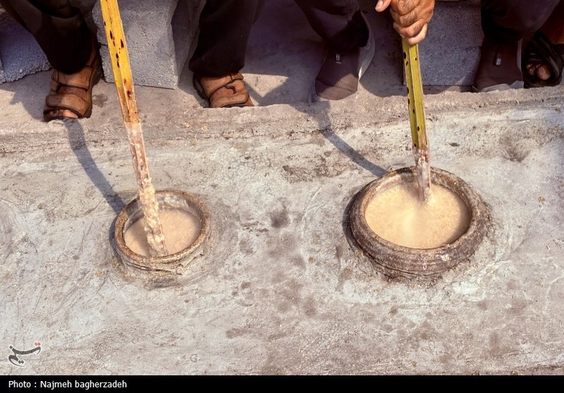 آیین سنتی حلیم‌پزی در خمره‌های تاریخی فین؛ نذری که نسل‌ها در محرم ادا می‌کنند