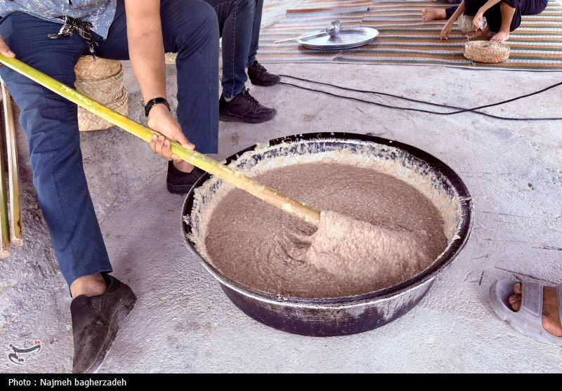 آیین سنتی حلیم‌پزی در خمره‌های تاریخی فین؛ نذری که نسل‌ها در محرم ادا می‌کنند