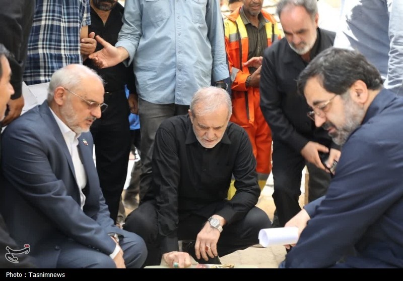 ادای احترام رئیس‌ جمهور به شهید گمنام در میدان حافظ منطقه نیروگاه قم+ تصویر