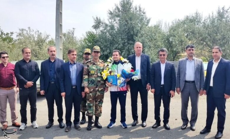 استقبال از قهرمان موی‌تای جهان در سنندج + تصویر