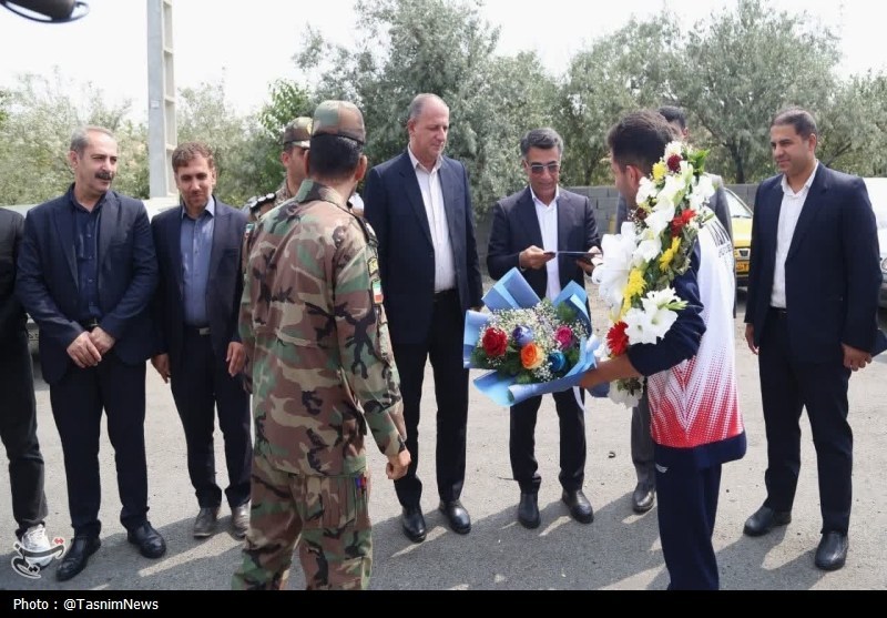 استقبال از قهرمان موی‌تای جهان در سنندج + تصویر