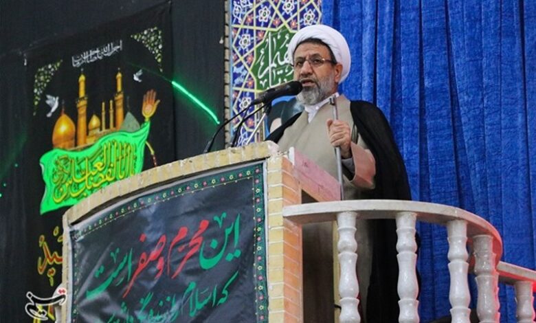 امام جمعه کرمان: جنگ فرهنگی و روانی دشمن ادامه دارد؛ مراقبت کنیم