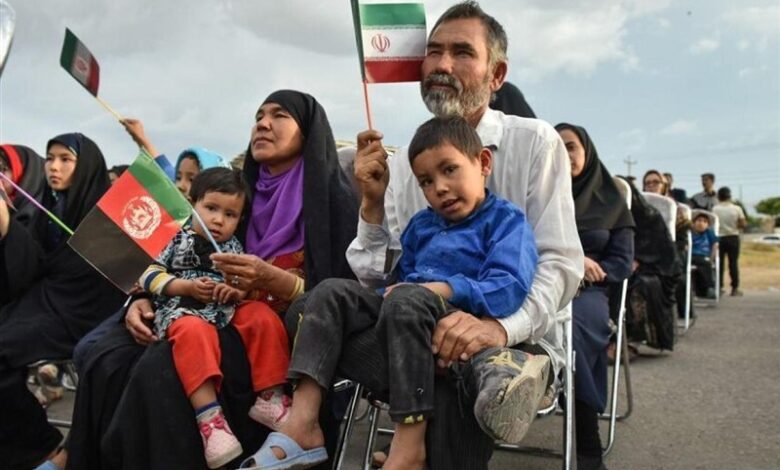 بدرقه کریمانه ایران برای بازگشت مهاجران افغانستانی/وقتی مهربانی مرز نمی‌شناسد+فیلم