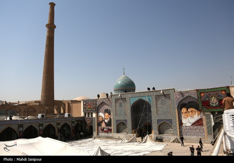 برافراشتن خیمه حسینی زیر سایه گنبد فیروزه‌ای امامزاده هارونیه+فیلم