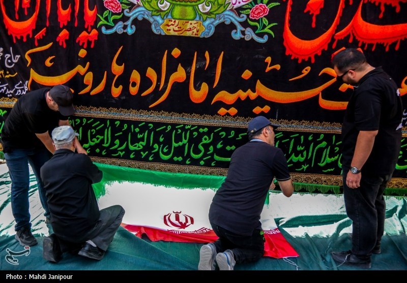 برافراشتن خیمه حسینی زیر سایه گنبد فیروزه‌ای امامزاده هارونیه+فیلم