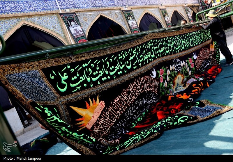 برافراشتن خیمه حسینی زیر سایه گنبد فیروزه‌ای امامزاده هارونیه+فیلم