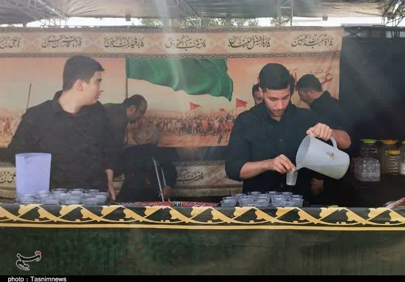خدمت‌رسانی موکب‌ها به عزاداران حسینی در سنندج+تصویر