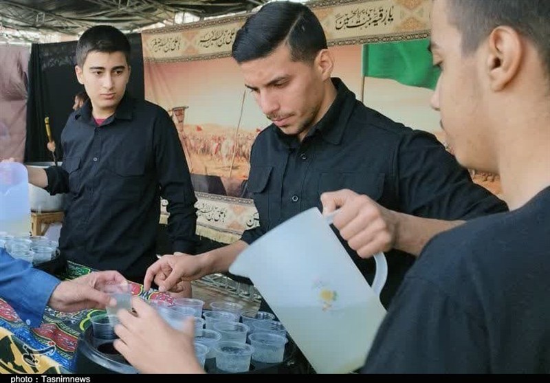 خدمت‌رسانی موکب‌ها به عزاداران حسینی در سنندج+تصویر