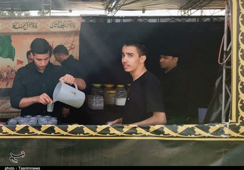 خدمت‌رسانی موکب‌ها به عزاداران حسینی در سنندج+تصویر