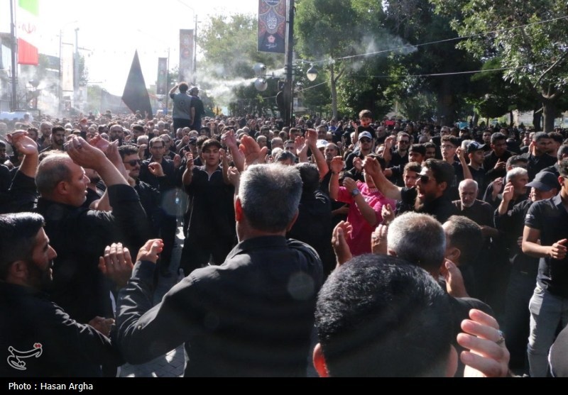 دسته حسینیه متفاوت زنجانی‌ها/ حضور با غسل شهادت تا اهتزار پرچم‌های ایران