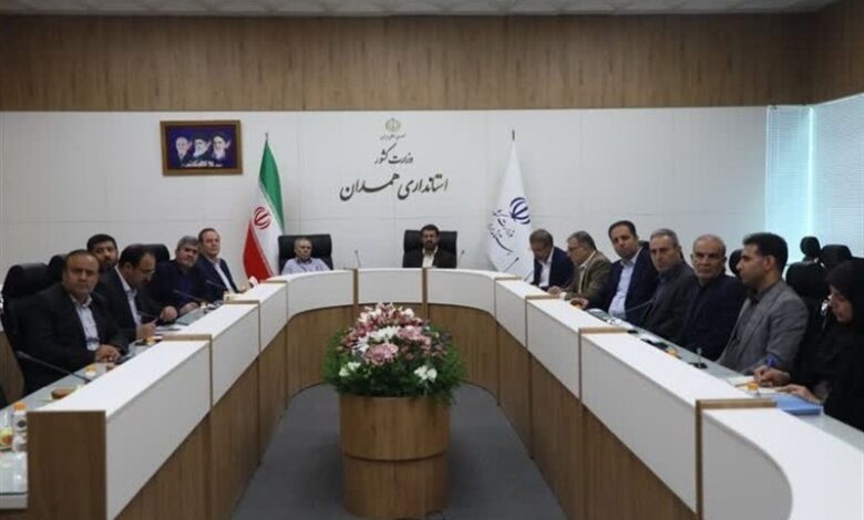 دیدار نماینده ویژه رئیس‌جمهور با فعالان همدانی/ تأکید بر خط قرمز "منافع ایران