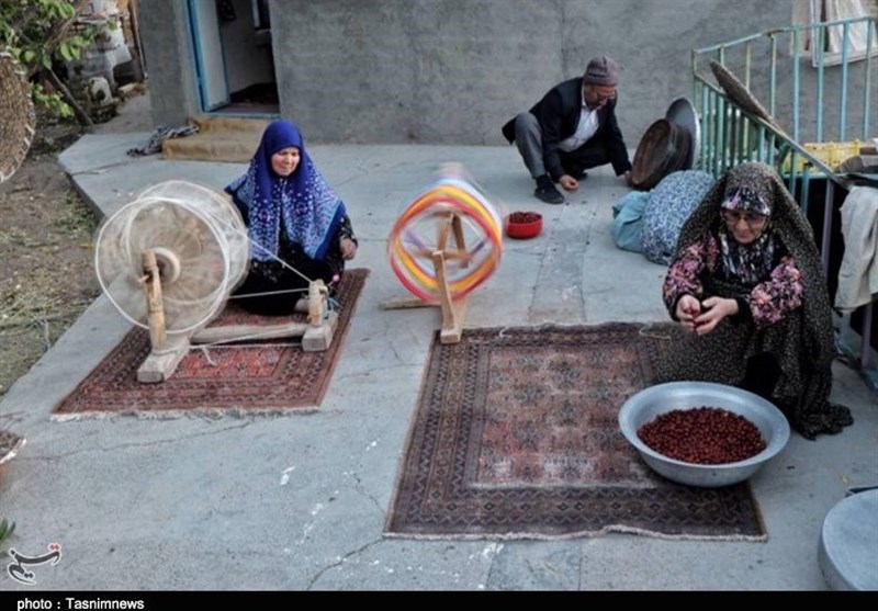 زنان روستای خراشاد با دستان خود تاریخ را می‌بافند