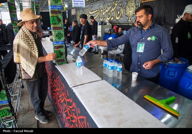 سایه‌بان خدمت در مسیر دلدادگان اربعین/ از آب پاک تا سردخانه یخ برای زائران‌