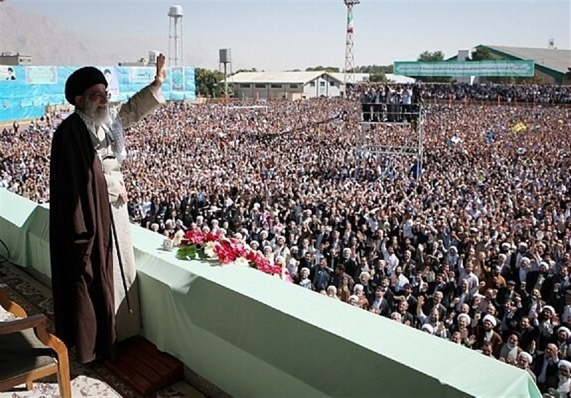 سفر رهبر انقلاب به تبریز در مرداد 1372؛ وقتی رهبر انقلاب بسیجی تبریزی را در آغوش گرفتند