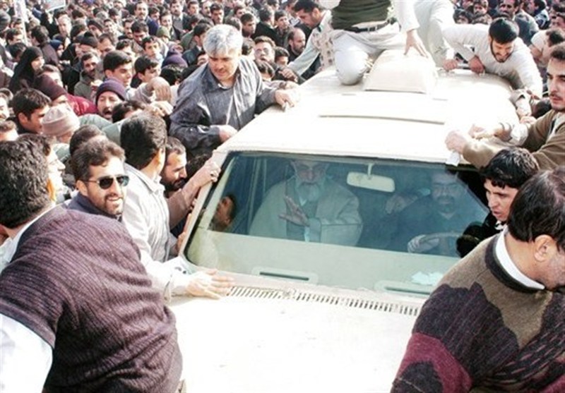 سفر رهبر انقلاب به تبریز در مرداد 1372؛ وقتی رهبر انقلاب بسیجی تبریزی را در آغوش گرفتند