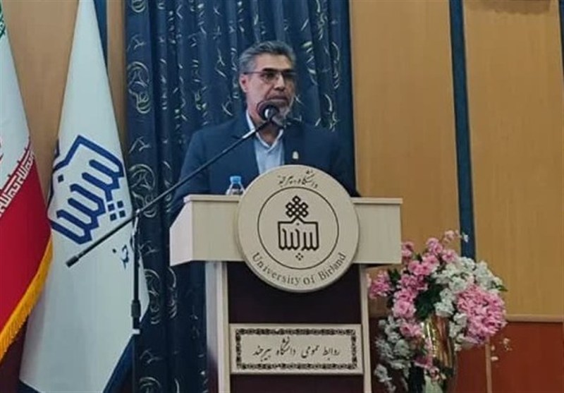 82 نفر از کارمندان نمونه دانشگاه بیرجند تجلیل شدند