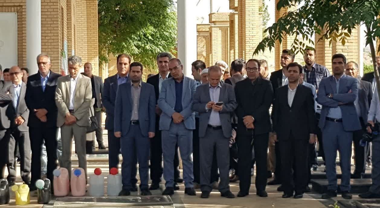 آغاز هفته دولت با آیین غبارروبی و گلباران مزار شهدا در پاکدشت+تصویر