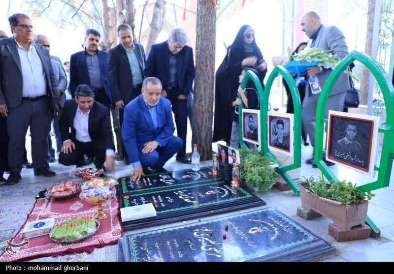 ادای احترام استاندار خراسان جنوبی به خبرنگاران شهید و فقید استان