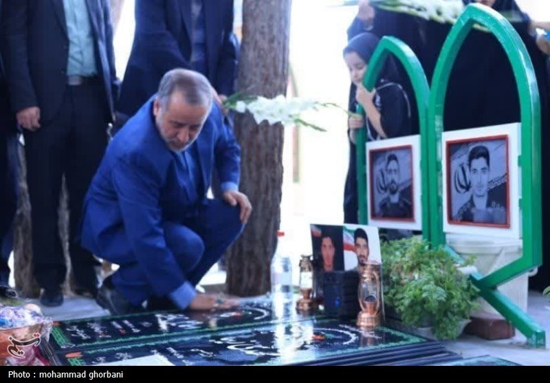 ادای احترام استاندار خراسان جنوبی به خبرنگاران شهید و فقید استان
