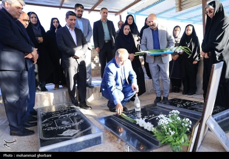 ادای احترام استاندار خراسان جنوبی به خبرنگاران شهید و فقید استان