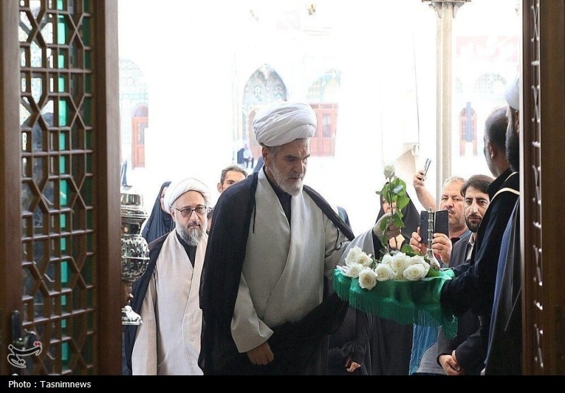 ادای احترام خادمان حرم بانوی کرامت به مقام شهید شیخ فضل‌الله نوری + تصاویر