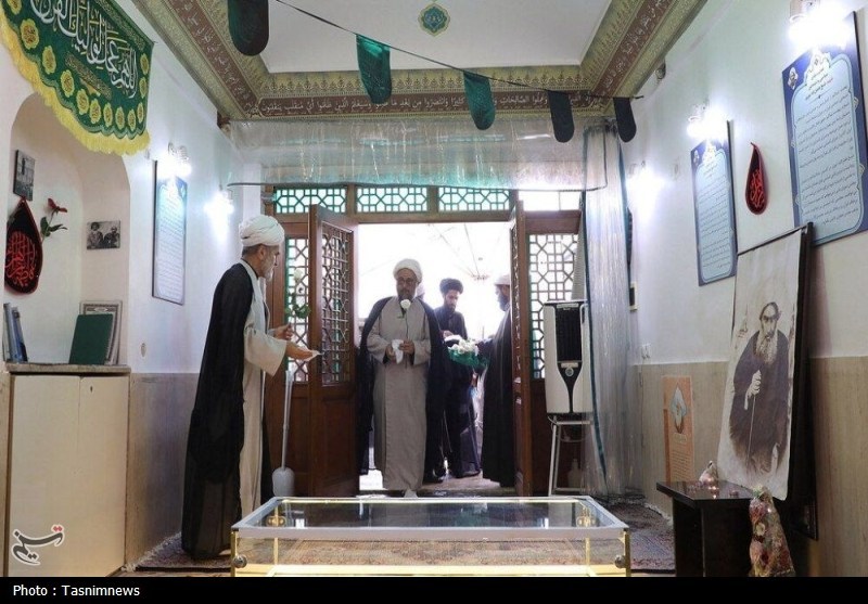 ادای احترام خادمان حرم بانوی کرامت به مقام شهید شیخ فضل‌الله نوری + تصاویر