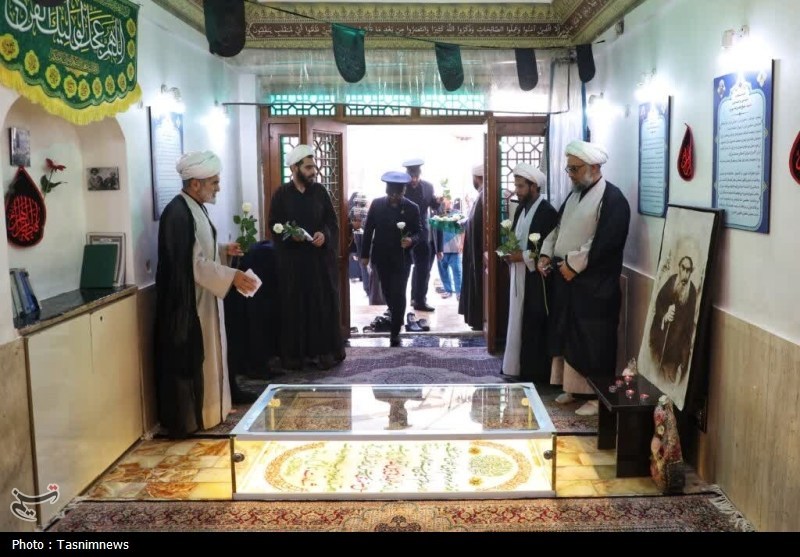 ادای احترام خادمان حرم بانوی کرامت به مقام شهید شیخ فضل‌الله نوری + تصاویر
