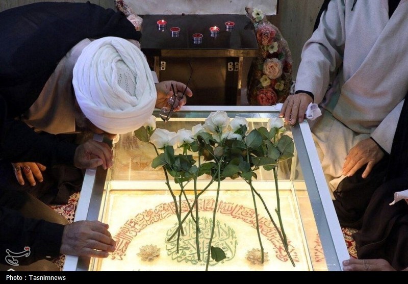 ادای احترام خادمان حرم بانوی کرامت به مقام شهید شیخ فضل‌الله نوری + تصاویر