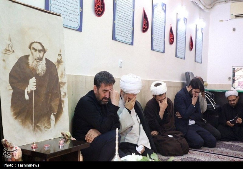 ادای احترام خادمان حرم بانوی کرامت به مقام شهید شیخ فضل‌الله نوری + تصاویر