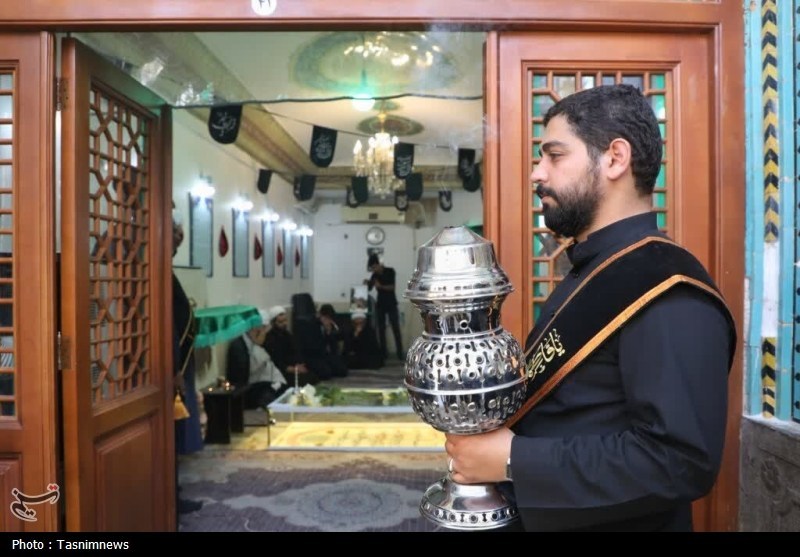 ادای احترام خادمان حرم بانوی کرامت به مقام شهید شیخ فضل‌الله نوری + تصاویر