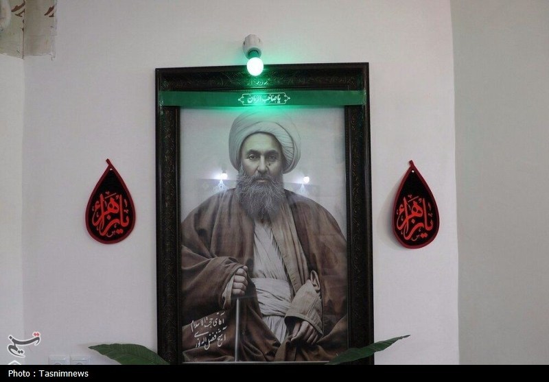 ادای احترام خادمان حرم بانوی کرامت به مقام شهید شیخ فضل‌الله نوری + تصاویر