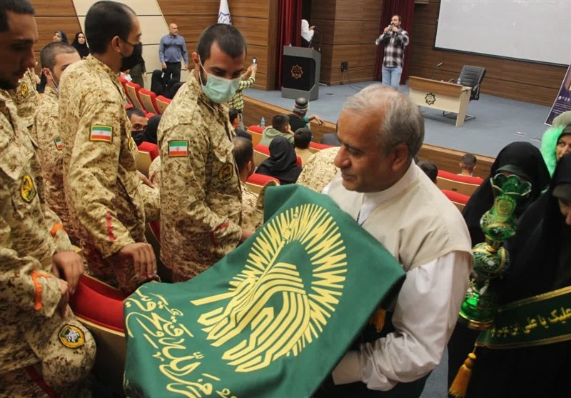 اشک شوق سربازان نزاجا در آغوش پرچم امام رضا(ع)+تصویر