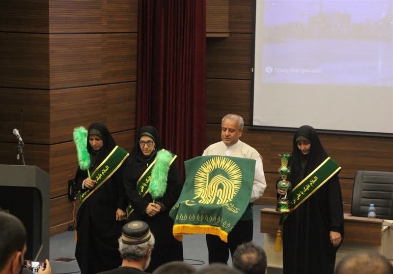اشک شوق سربازان نزاجا در آغوش پرچم امام رضا(ع)+تصویر