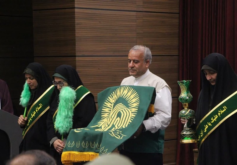 اشک شوق سربازان نزاجا در آغوش پرچم امام رضا(ع)+تصویر