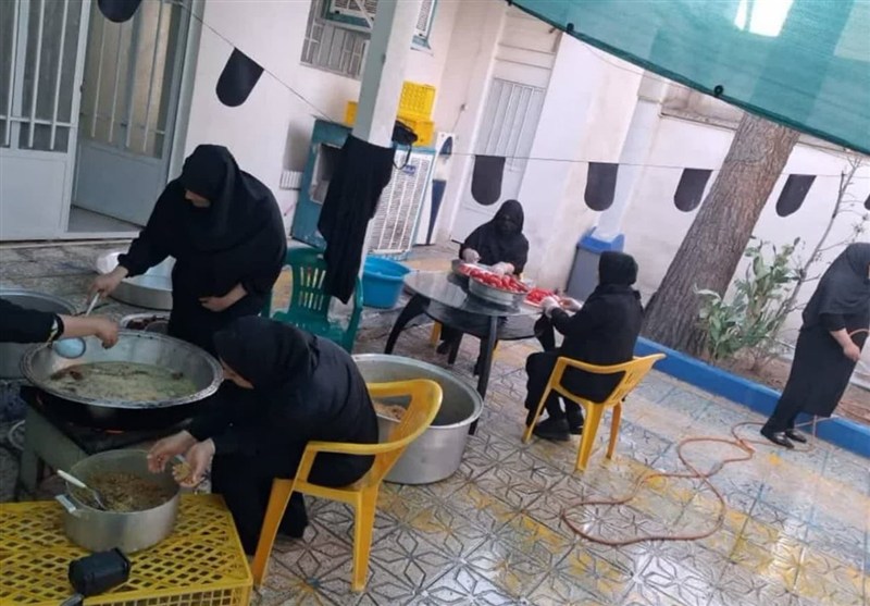 بانوان موکب ام‌المصائب رباط‌کریم جاماندگان اربعین را میهمان کردند+تصویر و فیلم