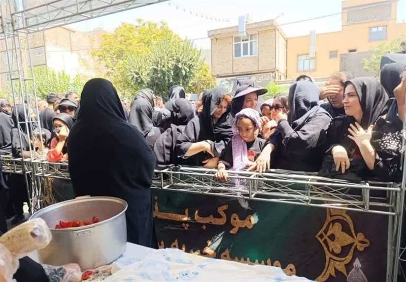 بانوان موکب ام‌المصائب رباط‌کریم جاماندگان اربعین را میهمان کردند+تصویر و فیلم